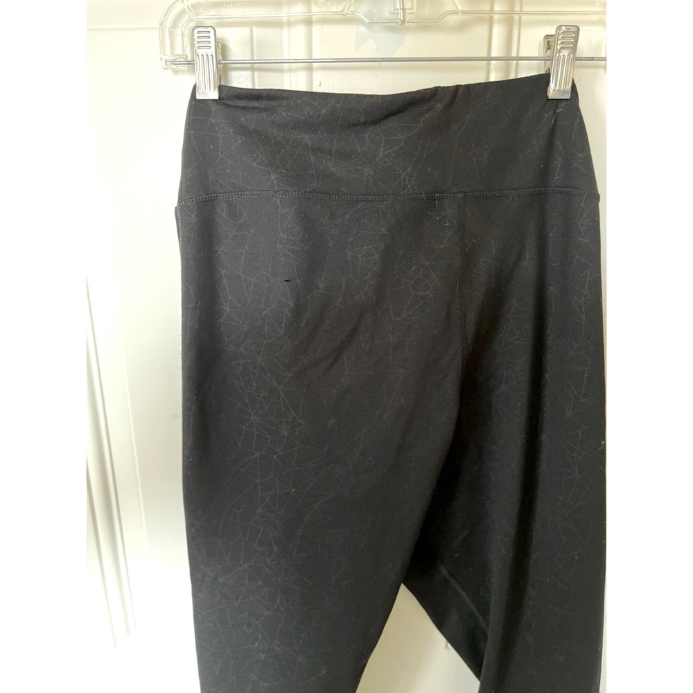 Kirkland Signature XL Black & Gray Geometric Print Leggings. - Picture 10 of 10